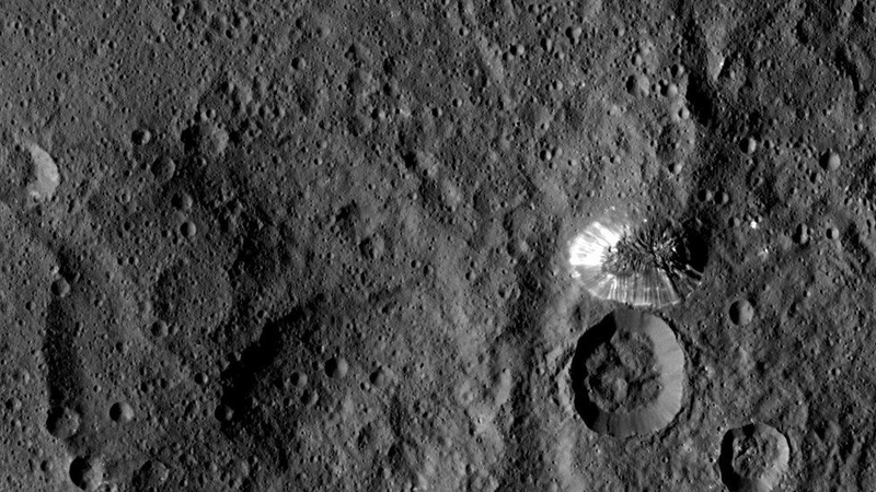 Illustration for article titled Ceres' Mysterious Bright Spots Aren't Made of Ice After All